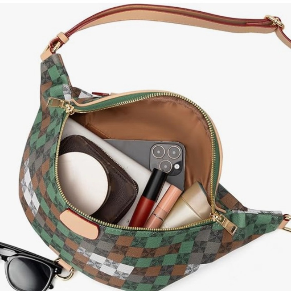 🍀5/$20 crossbody/ or belt bag